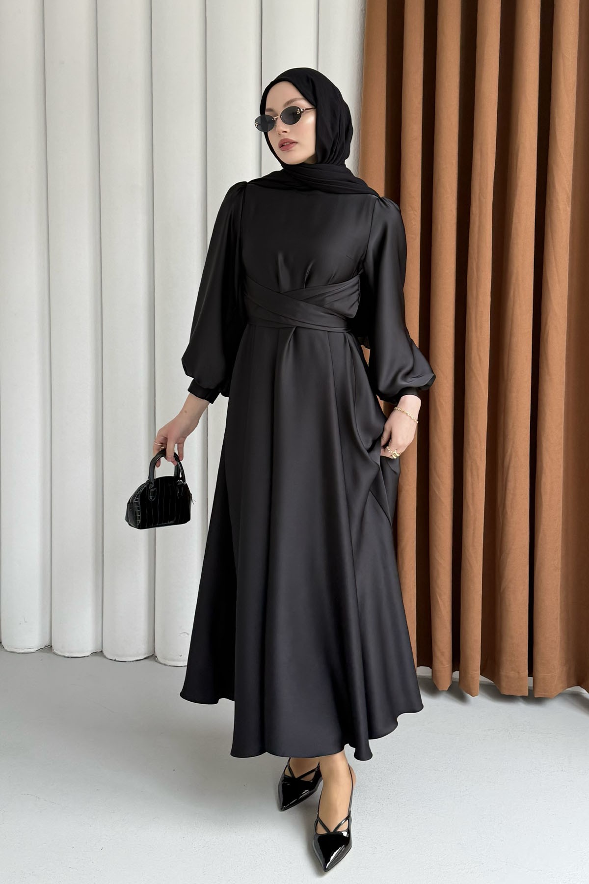 Zarif Belden Bağlamalı Saten Tesettür Elbise-SİYAH
