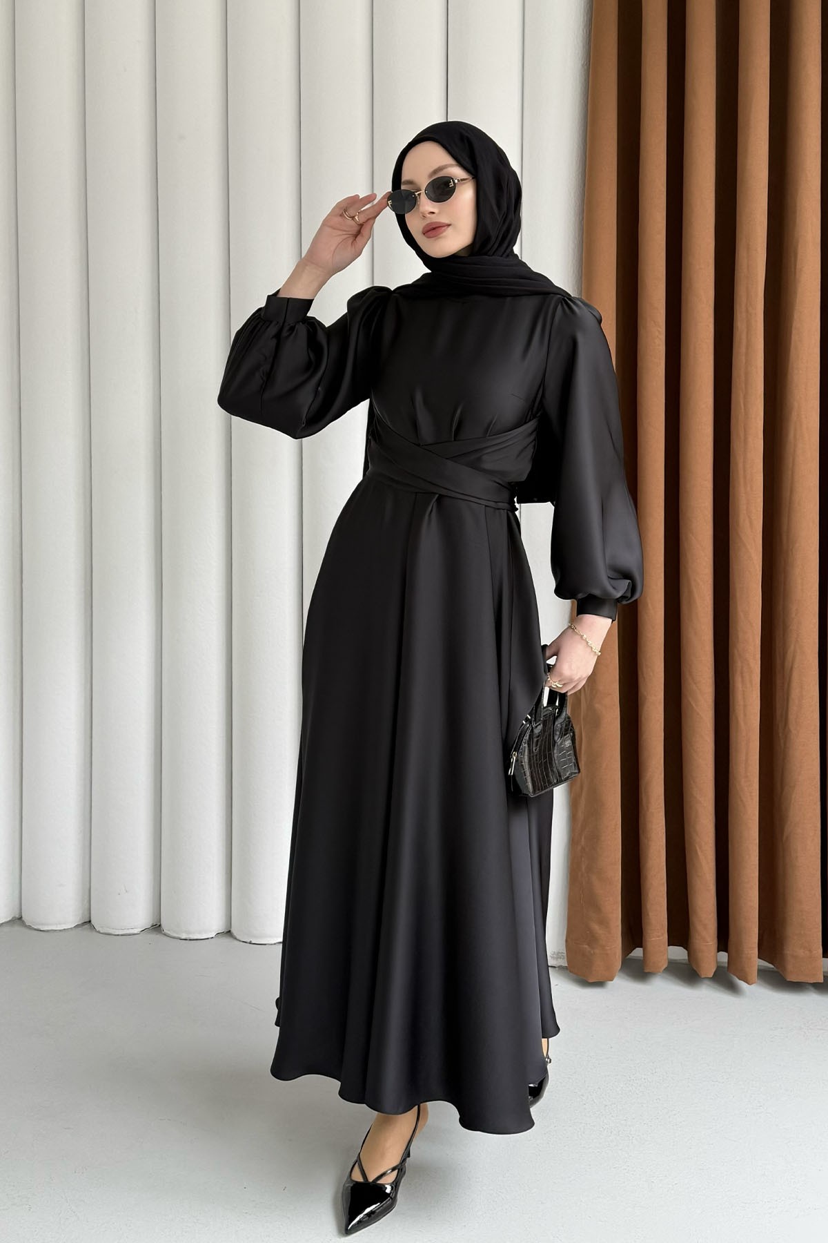 Zarif Belden Bağlamalı Saten Tesettür Elbise-SİYAH