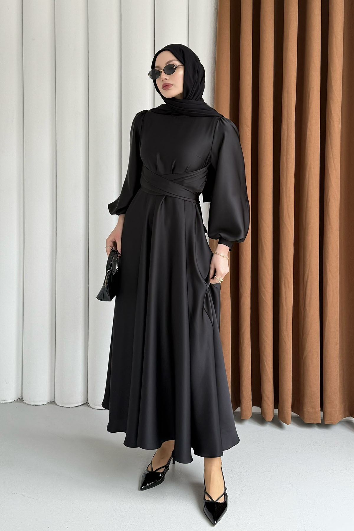 Zarif Belden Bağlamalı Saten Tesettür Elbise-SİYAH