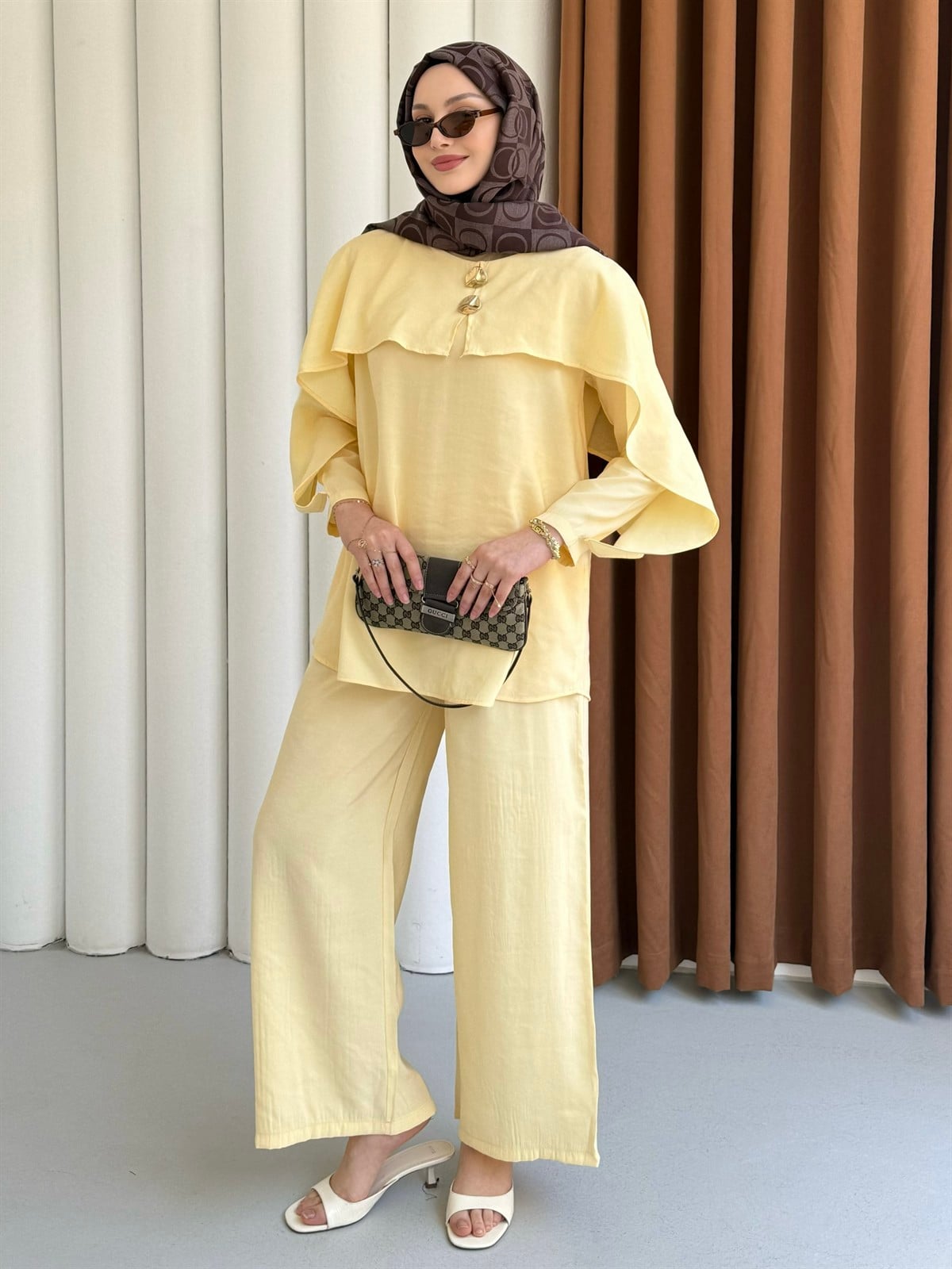 Zarif Pelerin Detaylı Gold Düğmeli Tesettür Pantolon Takım-SARI