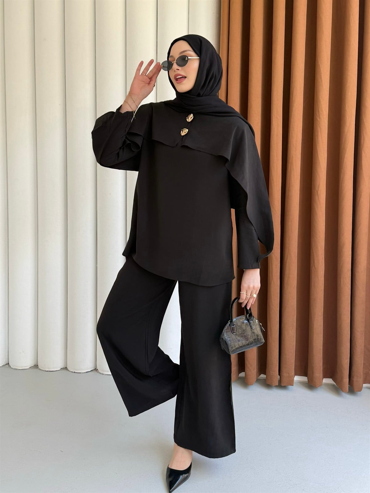 Zarif Pelerin Detaylı Gold Düğmeli Tesettür Pantolon Takım-SİYAH