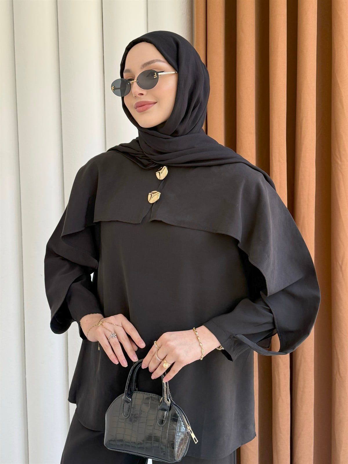 Zarif Pelerin Detaylı Gold Düğmeli Tesettür Pantolon Takım-SİYAH