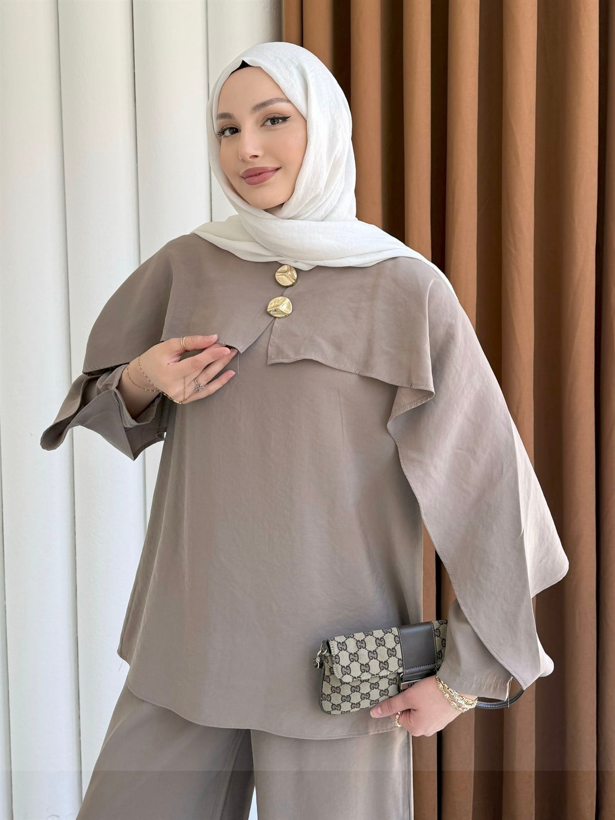 Zarif Pelerin Detaylı Gold Düğmeli Tesettür Pantolon Takım-VİZON