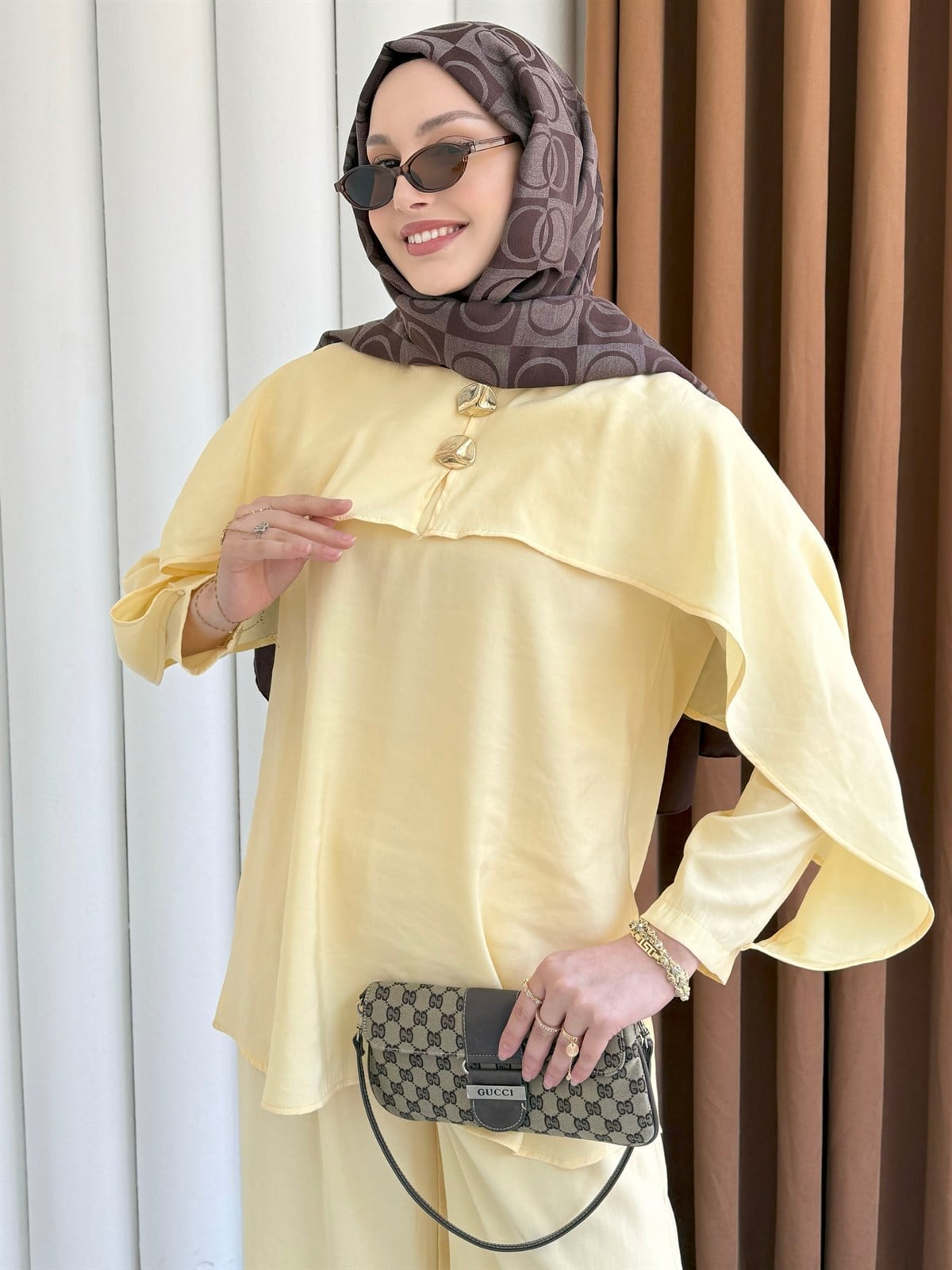 Zarif Pelerin Detaylı Gold Düğmeli Tesettür Pantolon Takım-SARI