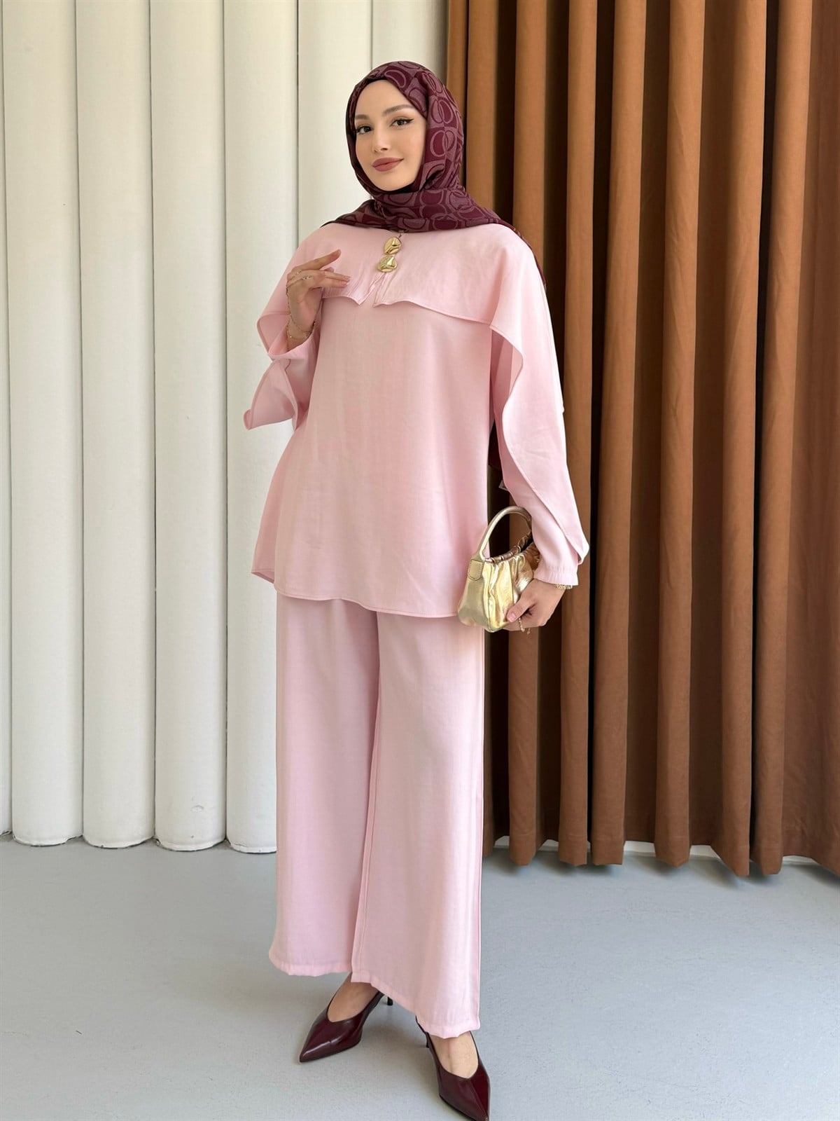 Zarif Pelerin Detaylı Gold Düğmeli Tesettür Pantolon Takım-PEMBE