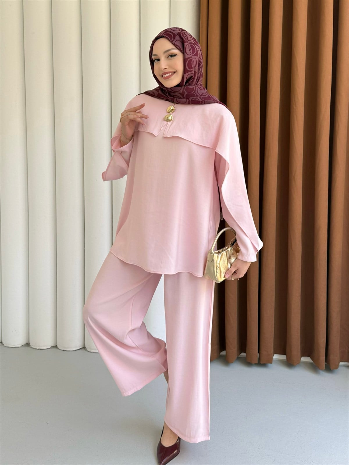Zarif Pelerin Detaylı Gold Düğmeli Tesettür Pantolon Takım-PEMBE
