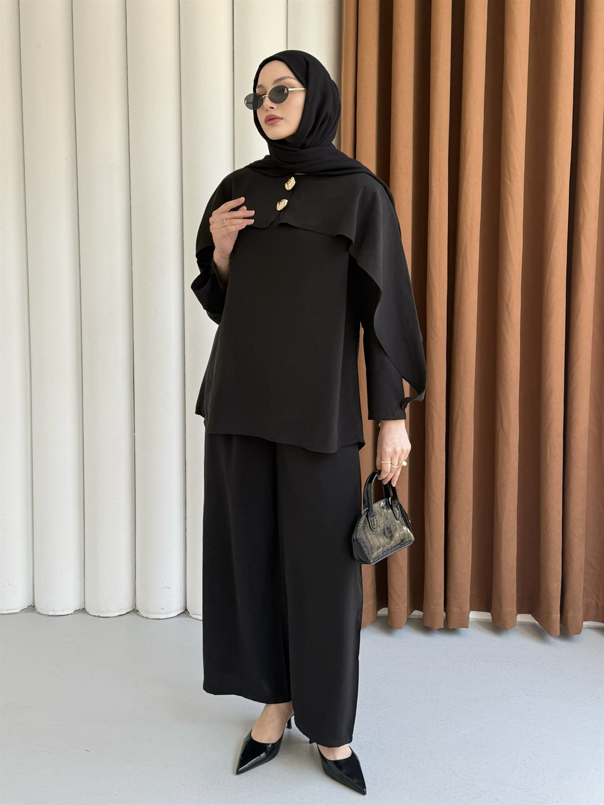 Zarif Pelerin Detaylı Gold Düğmeli Tesettür Pantolon Takım-SİYAH