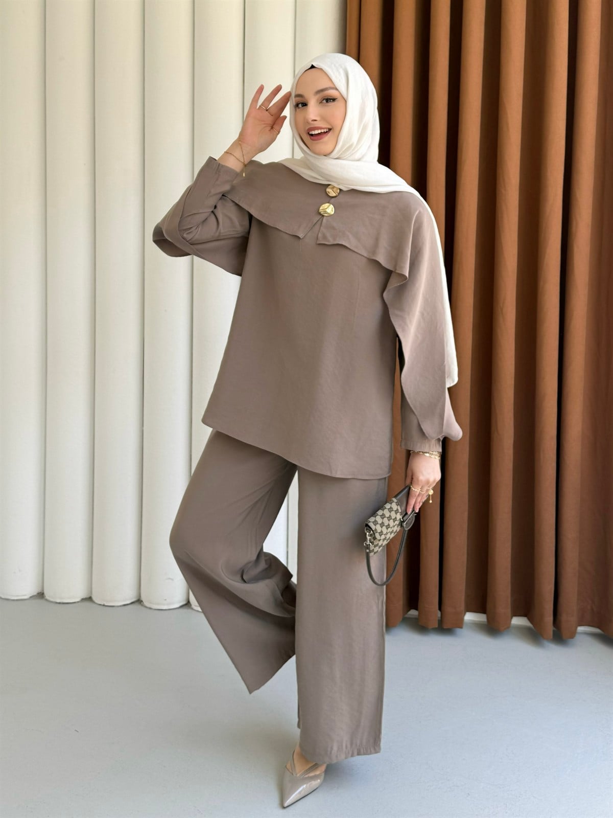 Zarif Pelerin Detaylı Gold Düğmeli Tesettür Pantolon Takım-VİZON