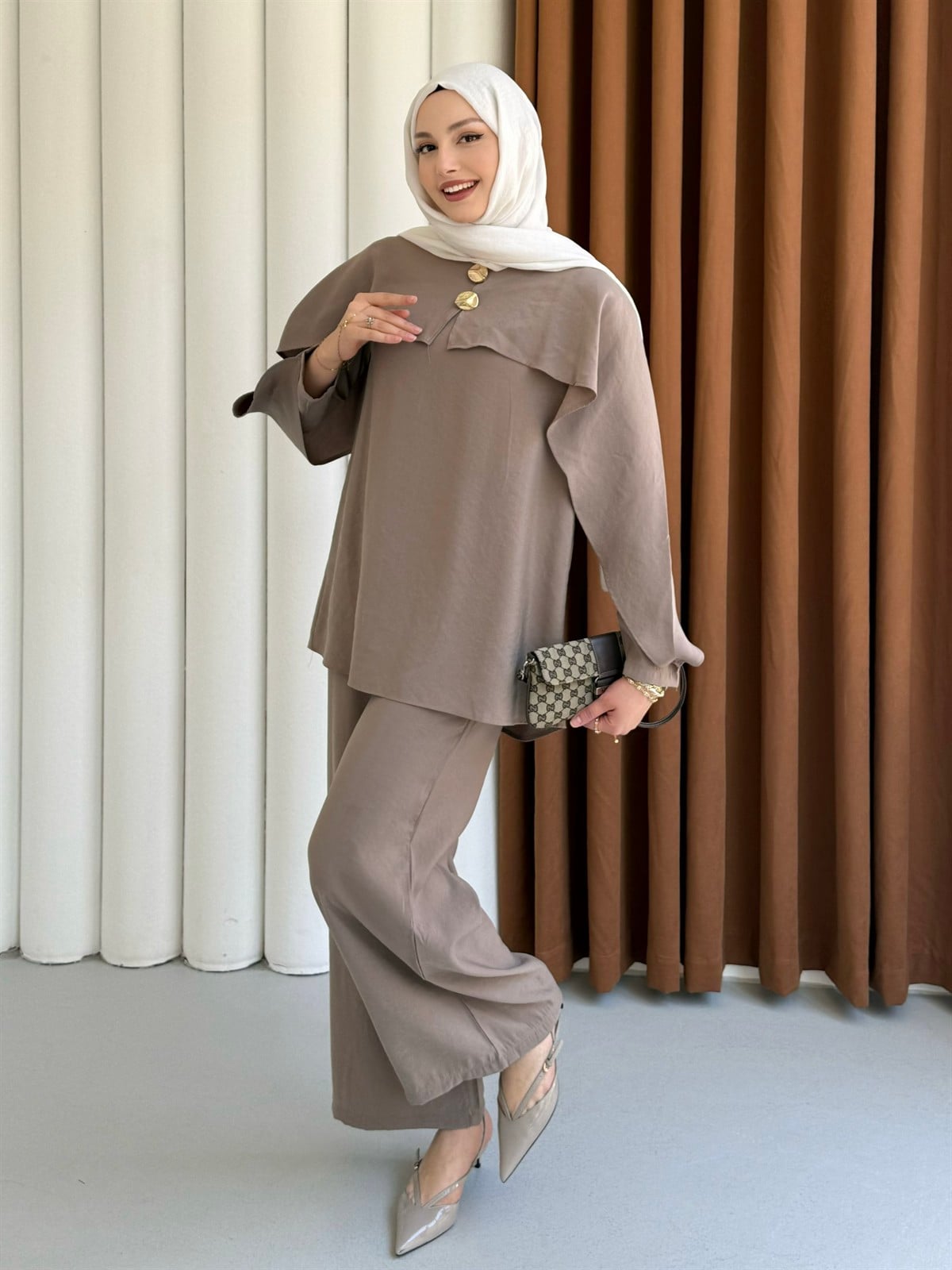 Zarif Pelerin Detaylı Gold Düğmeli Tesettür Pantolon Takım-VİZON