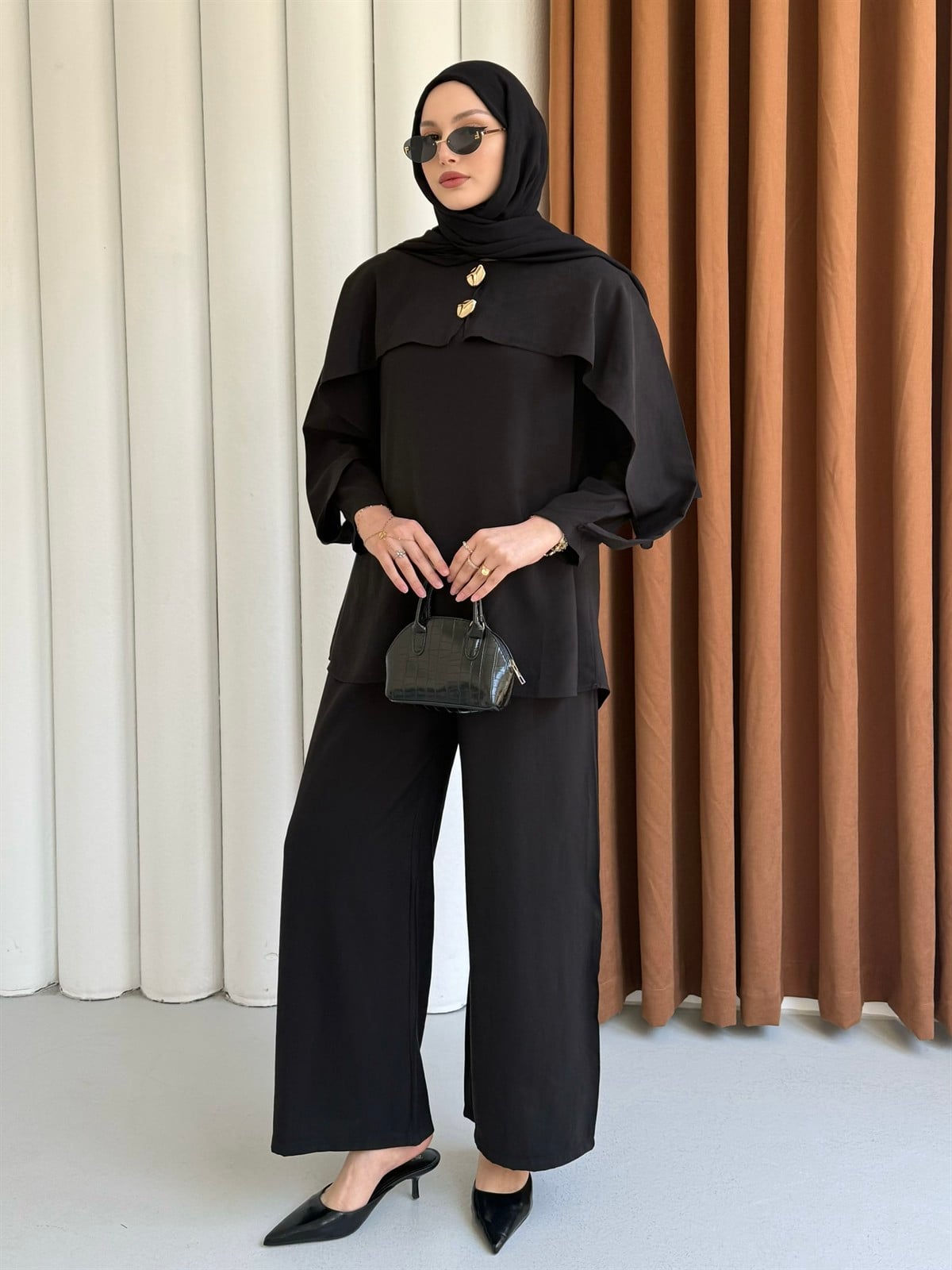 Zarif Pelerin Detaylı Gold Düğmeli Tesettür Pantolon Takım-SİYAH