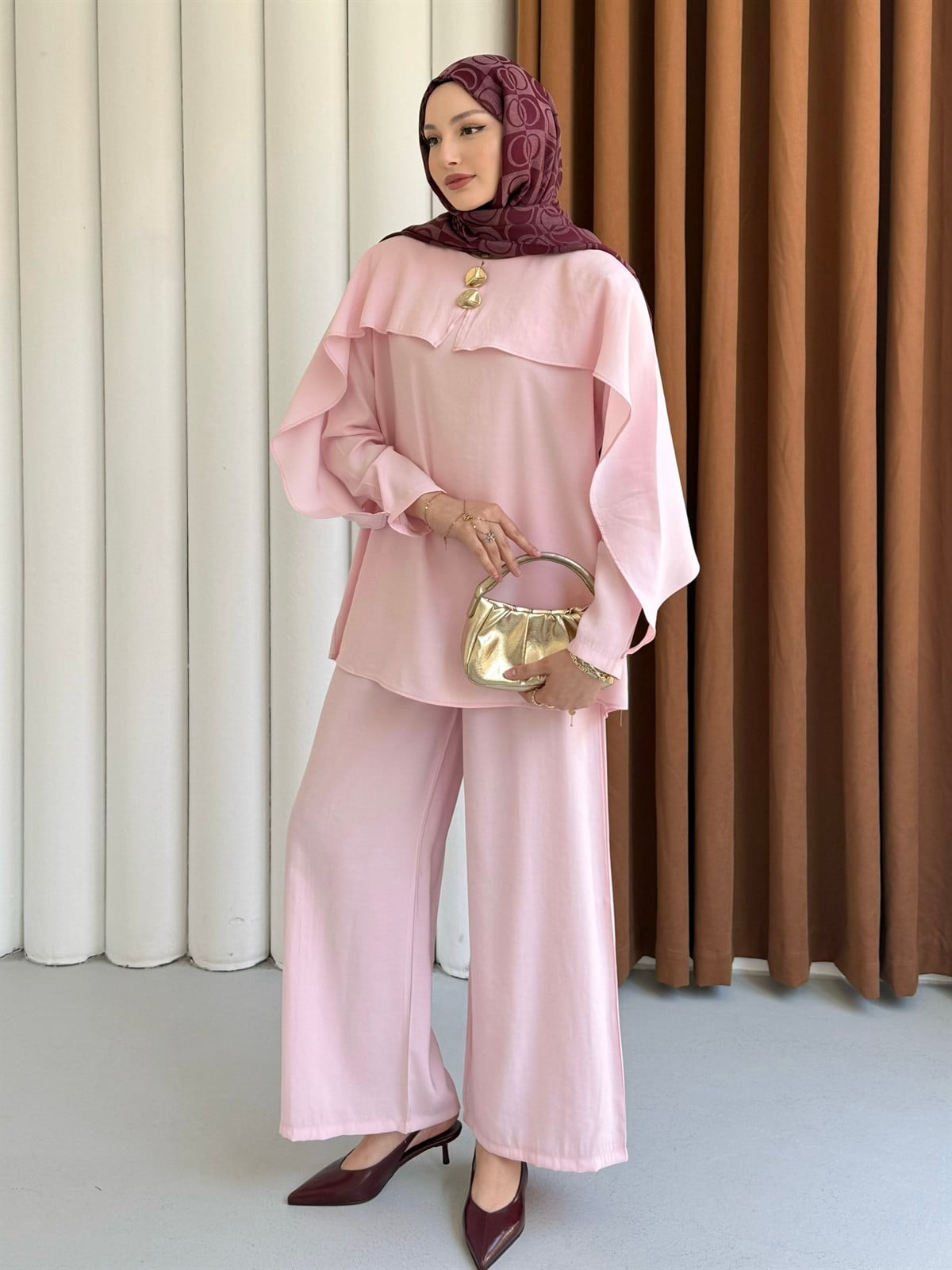 Zarif Pelerin Detaylı Gold Düğmeli Tesettür Pantolon Takım-PEMBE