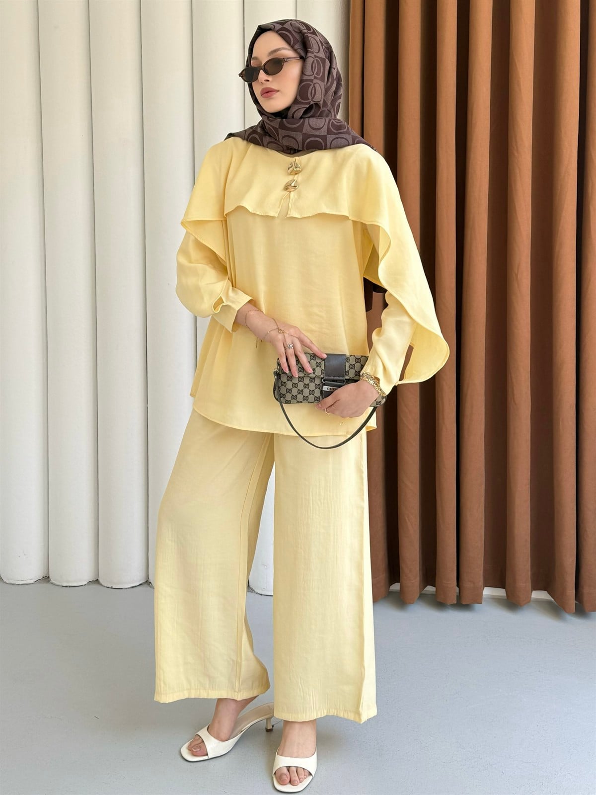 Zarif Pelerin Detaylı Gold Düğmeli Tesettür Pantolon Takım-SARI