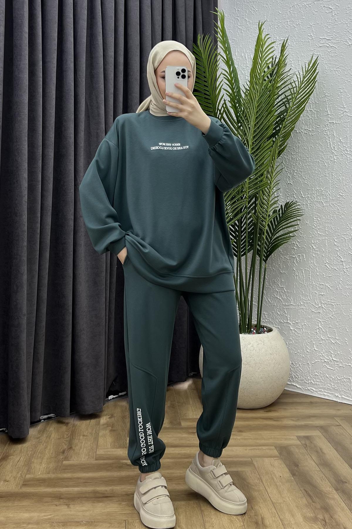 Nakış Detaylı Oversize Spor Tesettür Takım-ZÜMRÜT YEŞİL