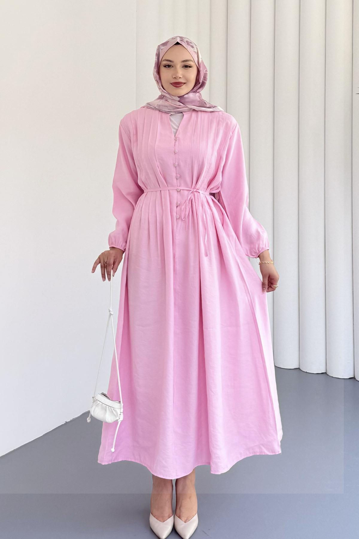 Önden Yarım Düğmeli Biye Kemerli Tesettür Elbise-PEMBE