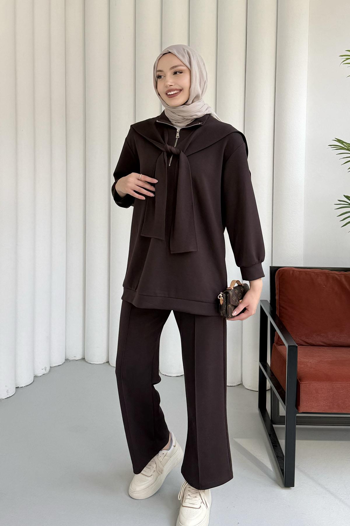 Önü Yarım Fermuarlı Fularlı Pantolonlu Tesettür Takım-ACI KAHVE