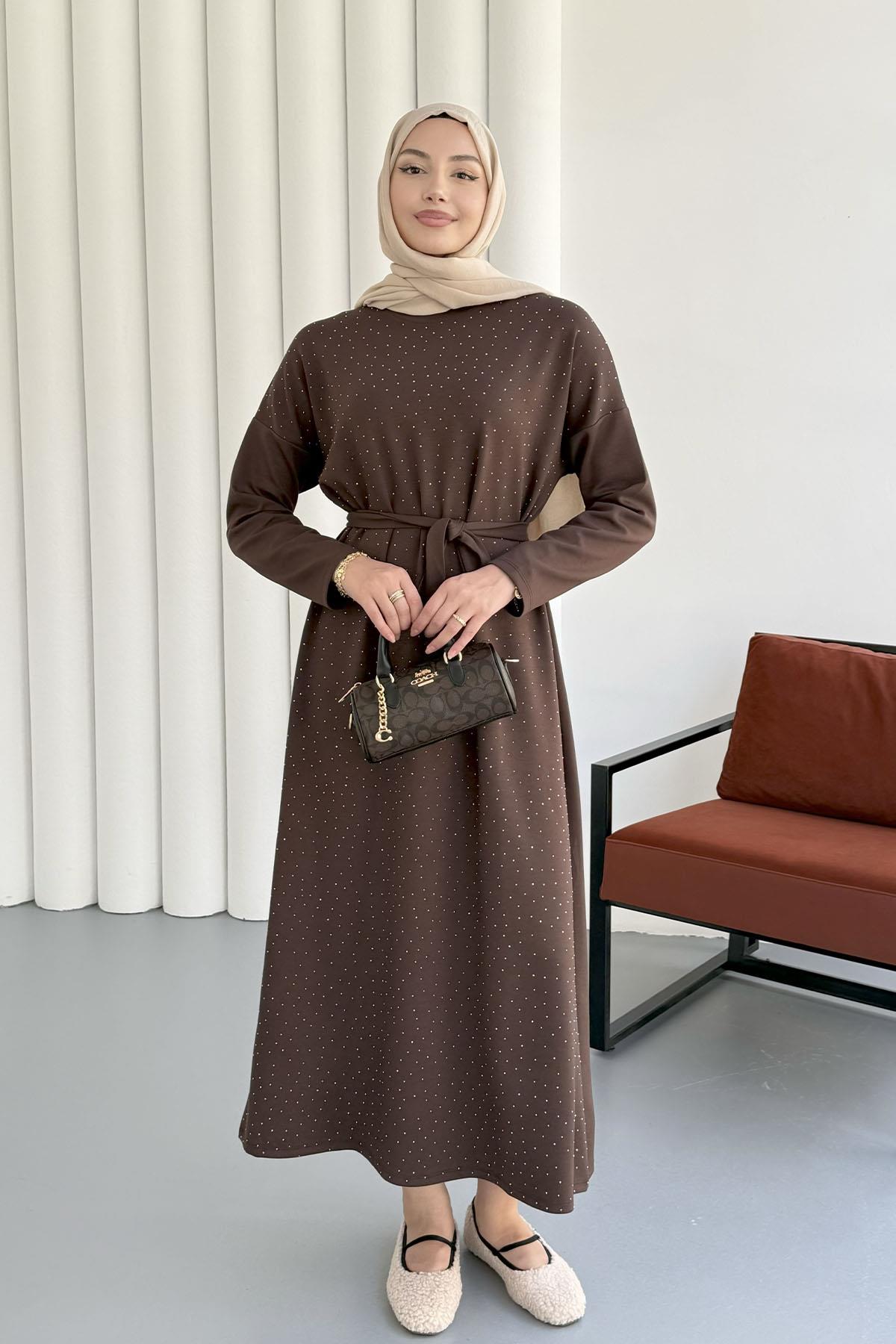 Seyyar Kuşaklı Önü Taşlı Oysho Tesettür Elbise-KAHVERENGİ