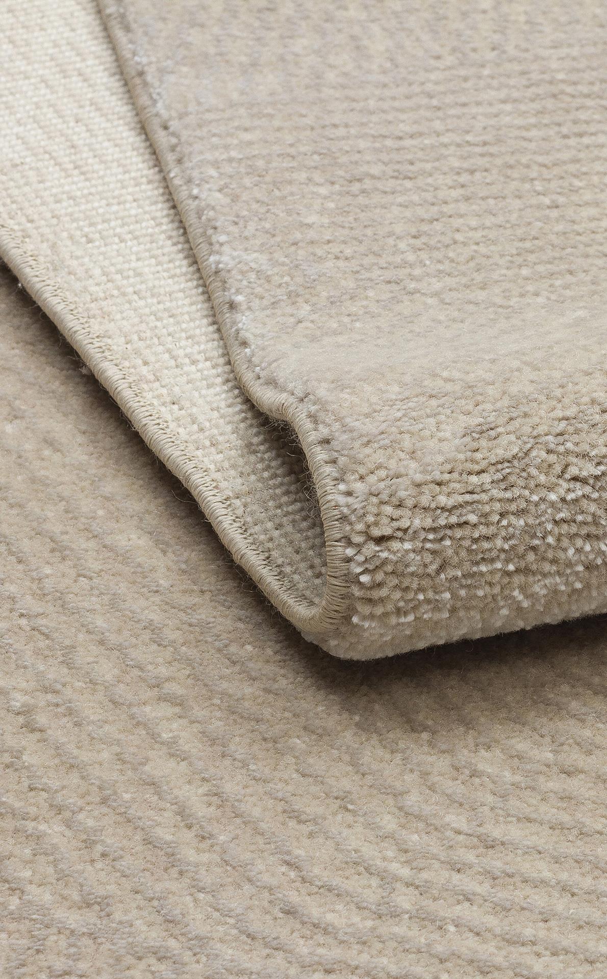 MAJESTY MJ 04 BEIGE  Düz Desenli El Emeği ile Özel Tezgahlarda Üretilen Yün Viskon Tencel Uşak Halısı