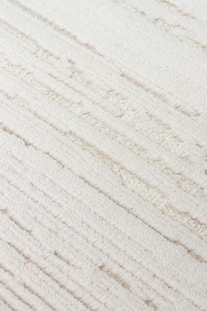 SIERRA SR 01 BEIGE WHITE  Yüksek Alçak Oyma Dokuya Sahip Sık Dokuma Modern Salon Halısı