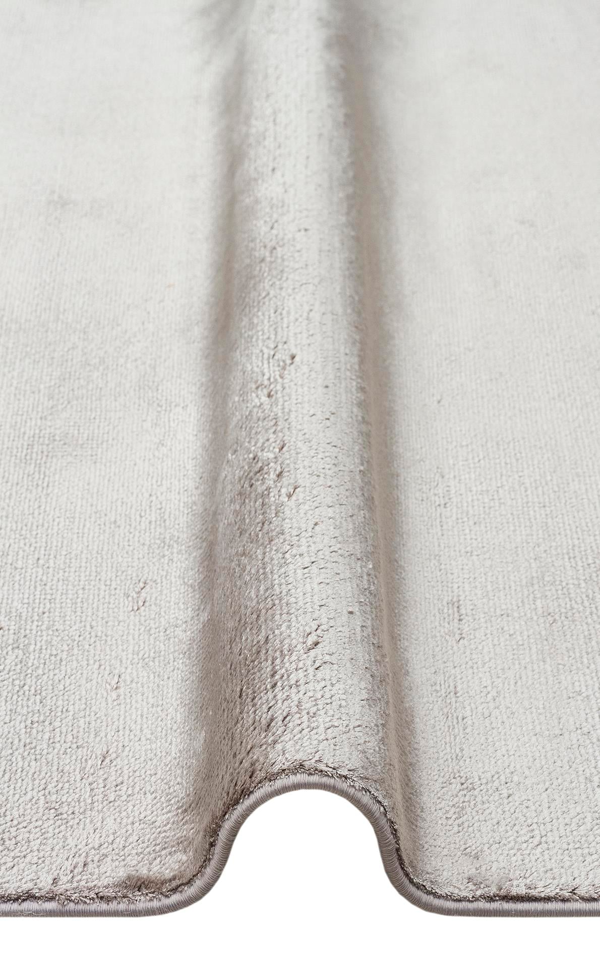 VELVET VT PLAIN SILVER  Düz Renk El Emeği ile Özel Tezgahlarda Üretilen Viskon Uşak Halısı
