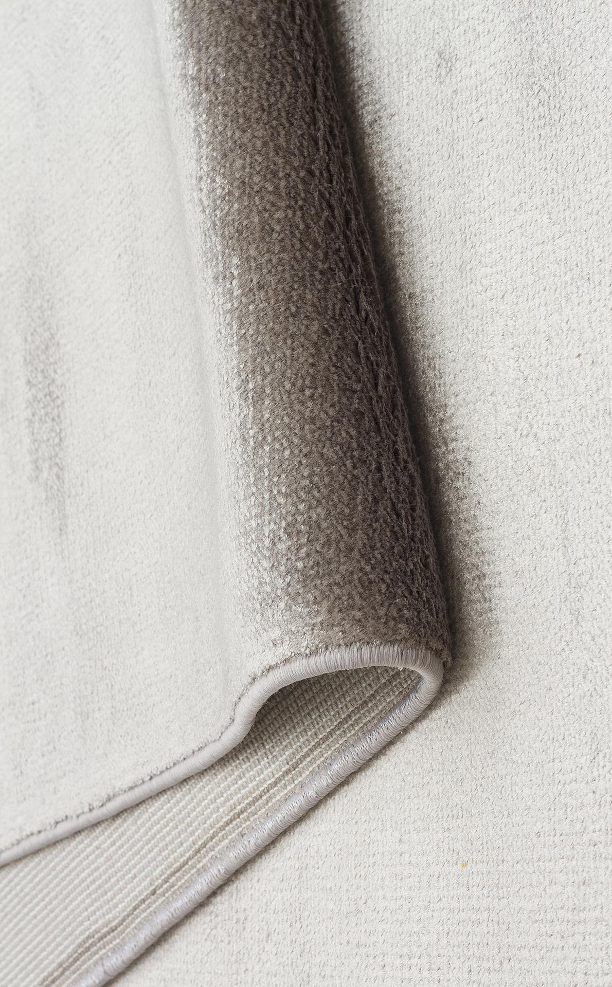 VELVET VT PLAIN SILVER  Düz Renk El Emeği ile Özel Tezgahlarda Üretilen Viskon Uşak Halısı