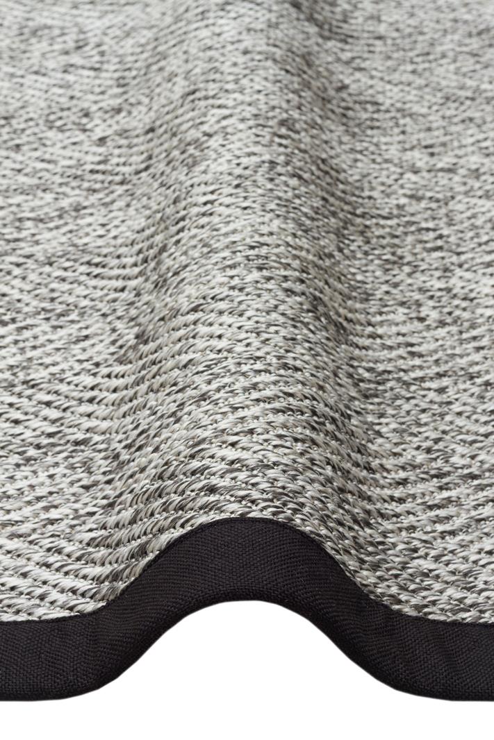 VENTURA SISAL VNT 2704 GREY BRD BLACK  İç ve Dış Mekan Kullanımına Uygun Hav Vermeyen Kolay Temizlenebilir Sisal Görünümlü Halı