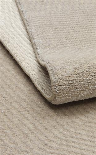 MAJESTY MJ 04 BEIGE  Düz Desenli El Emeği ile Özel Tezgahlarda Üretilen Yün Viskon Tencel Uşak Halısı