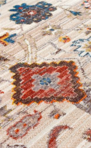 PIETRA PTA 01 CREAM TERRA  Sıcak Renk Tonlarını Etnik Desenler ile Buluşturan Yumuşak Tuşeli Makine Halısı