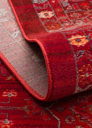 PIETRA PTA 21 RED  Sıcak Renk Tonlarını Etnik Desenler ile Buluşturan Yumuşak Tuşeli Makine Halısı