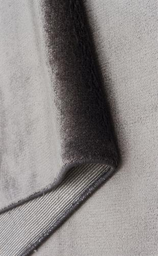 VELVET VT PLAIN D.GREY  Düz Renk El Emeği ile Özel Tezgahlarda Üretilen Viskon Uşak Halısı