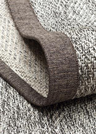 VENTURA SISAL VNT 2704 GREY BRD DARK MIX  İç ve Dış Mekan Kullanımına Uygun Hav Vermeyen Kolay Temizlenebilir Sisal Görünümlü Halı