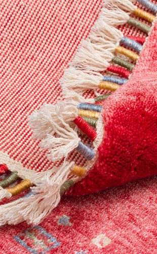 ZARA ZR 06 RED Q  Otantik Desenli Özel Hav Vermeyen ve Kolay Temizlenebilir Tensel Kullanılarak El Emeği ile Özel Tezgahlarda Üretilen Modern Uşak Halısı