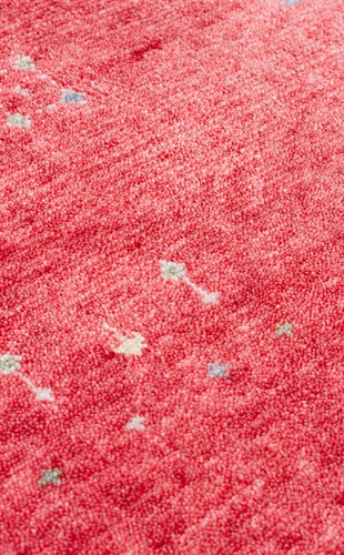 ZARA ZR 06 RED Q  Otantik Desenli Özel Hav Vermeyen ve Kolay Temizlenebilir Tensel Kullanılarak El Emeği ile Özel Tezgahlarda Üretilen Modern Uşak Halısı