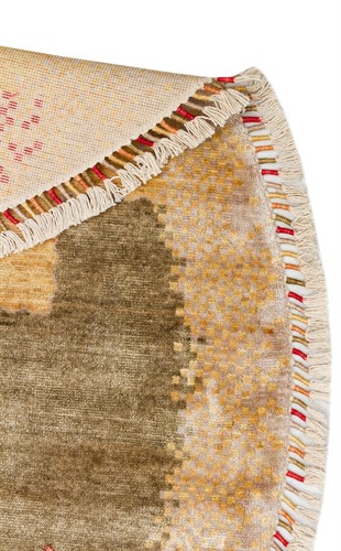 ZARA ZR 07 BEIGE AUTUMN Q  Otantik Desenli Özel Hav Vermeyen ve Kolay Temizlenebilir Tensel Kullanılarak El Emeği ile Özel Tezgahlarda Üretilen Modern Uşak Halısı