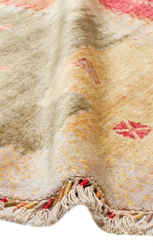 ZARA ZR 07 BEIGE AUTUMN Q  Otantik Desenli Özel Hav Vermeyen ve Kolay Temizlenebilir Tensel Kullanılarak El Emeği ile Özel Tezgahlarda Üretilen Modern Uşak Halısı