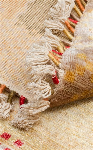 ZARA ZR 07 BEIGE AUTUMN Q  Otantik Desenli Özel Hav Vermeyen ve Kolay Temizlenebilir Tensel Kullanılarak El Emeği ile Özel Tezgahlarda Üretilen Modern Uşak Halısı