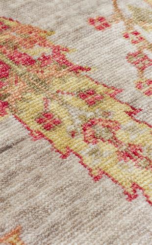 ZARA ZR 08 BEIGE AUTUMN  Otantik Desenli Özel Hav Vermeyen ve Kolay Temizlenebilir Tensel Kullanılarak El Emeği ile Özel Tezgahlarda Üretilen Modern Uşak Halısı