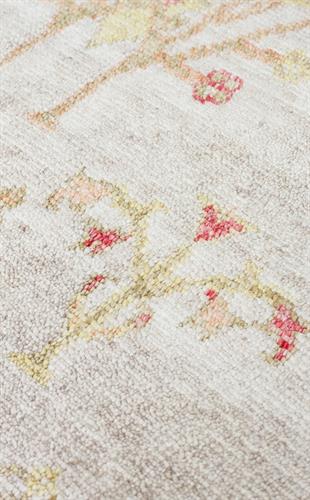 ZARA ZR 08 BEIGE AUTUMN  Otantik Desenli Özel Hav Vermeyen ve Kolay Temizlenebilir Tensel Kullanılarak El Emeği ile Özel Tezgahlarda Üretilen Modern Uşak Halısı