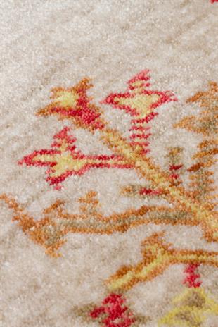 ZARA ZR 08 BEIGE AUTUMN Q Otantik Desenli Özel Hav Vermeyen ve Kolay Temizlenebilir Bambu Viskonu Kullanılarak El Emeği ile Özel Tezgahlarda Üretilen Modern Uşak Halısı 