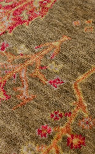 ZARA ZR 08 GREEN AUTUMN Q  Otantik Desenli Özel Hav Vermeyen ve Kolay Temizlenebilir Tensel Kullanılarak El Emeği ile Özel Tezgahlarda Üretilen Modern Uşak Halısı