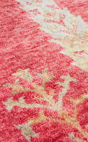 ZARA ZR 08 RED AUTUMN Q  Otantik Desenli Özel Hav Vermeyen ve Kolay Temizlenebilir Tensel Kullanılarak El Emeği ile Özel Tezgahlarda Üretilen Modern Uşak Halısı