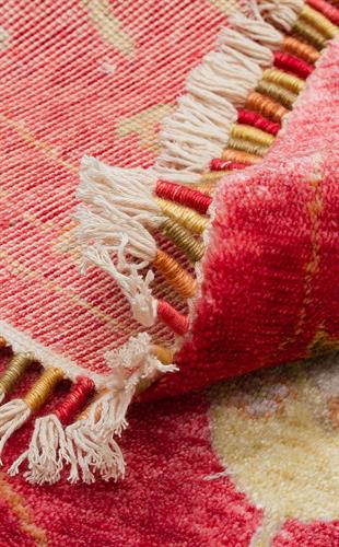 ZARA ZR 08 RED AUTUMN Q  Otantik Desenli Özel Hav Vermeyen ve Kolay Temizlenebilir Tensel Kullanılarak El Emeği ile Özel Tezgahlarda Üretilen Modern Uşak Halısı