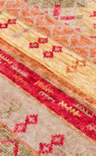 ZARA ZR 12 RED AUTUMN  Otantik Desenli Özel Hav Vermeyen ve Kolay Temizlenebilir Tensel Kullanılarak El Emeği ile Özel Tezgahlarda Üretilen Modern Uşak Halısı