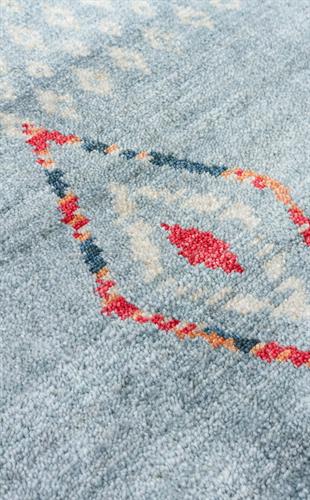 ZARA ZR 15 AQUA MULTY  Otantik Desenli Özel Hav Vermeyen ve Kolay Temizlenebilir Tensel Kullanılarak El Emeği ile Özel Tezgahlarda Üretilen Modern Uşak Halısı