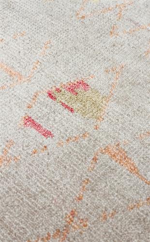 ZARA ZR 15 BEIGE AUTUMN  Otantik Desenli Özel Hav Vermeyen ve Kolay Temizlenebilir Tensel Kullanılarak El Emeği ile Özel Tezgahlarda Üretilen Modern Uşak Halısı