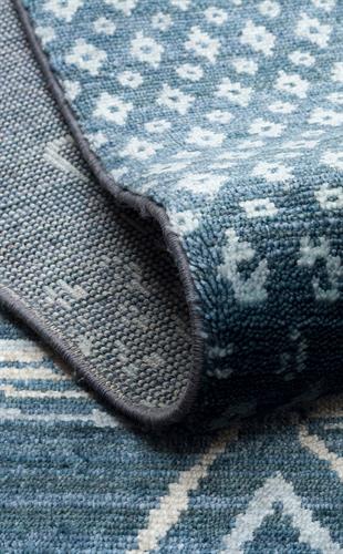 ZARA ZR 15 NAVY MULTY  Otantik Desenli Özel Hav Vermeyen ve Kolay Temizlenebilir Tensel Kullanılarak El Emeği ile Özel Tezgahlarda Üretilen Modern Uşak Halısı