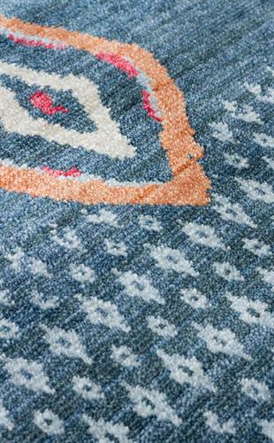 ZARA ZR 15 NAVY MULTY  Otantik Desenli Özel Hav Vermeyen ve Kolay Temizlenebilir Tensel Kullanılarak El Emeği ile Özel Tezgahlarda Üretilen Modern Uşak Halısı