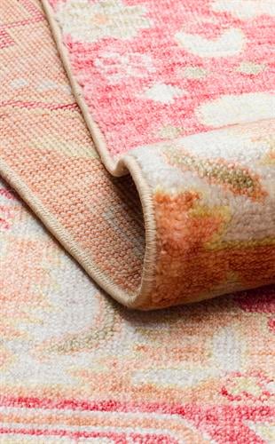 ZARA ZR 17 RED AUTUMN  Otantik Desenli Özel Hav Vermeyen ve Kolay Temizlenebilir Tensel Kullanılarak El Emeği ile Özel Tezgahlarda Üretilen Modern Uşak Halısı