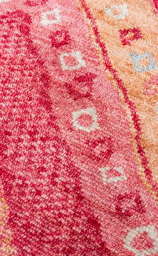 ZARA ZR 18 RED MULTY  Otantik Desenli Özel Hav Vermeyen ve Kolay Temizlenebilir Tensel Kullanılarak El Emeği ile Özel Tezgahlarda Üretilen Modern Uşak Halısı