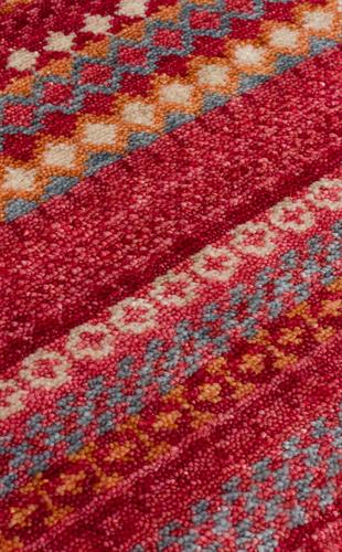 ZARA ZR 18 RED MULTY  Otantik Desenli Özel Hav Vermeyen ve Kolay Temizlenebilir Tensel Kullanılarak El Emeği ile Özel Tezgahlarda Üretilen Modern Uşak Halısı