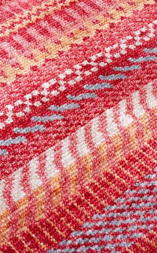 ZARA ZR 19 RED MULTY  Otantik Desenli Özel Hav Vermeyen ve Kolay Temizlenebilir Tensel Kullanılarak El Emeği ile Özel Tezgahlarda Üretilen Modern Uşak Halısı